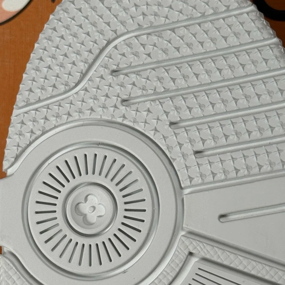 LV x Murakami Sneakers - US Size 6 (36 IT) - Limited Edition from 2025 - Picture 5 of 14